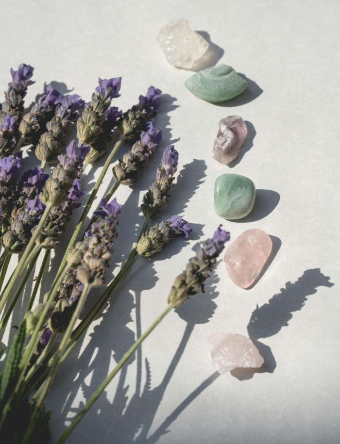 un ramo de flores de lavanda y piedras